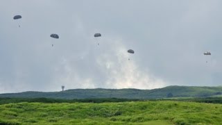 陸上自衛隊 第一空挺団による空挺降下【平成25年度富士総合火力演習 】 陸上自衛隊 第一空挺団による空挺降下【平成25年度富士総合火力演習 】