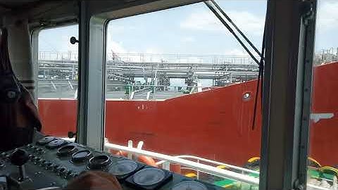 Docking assistance 2 tugs