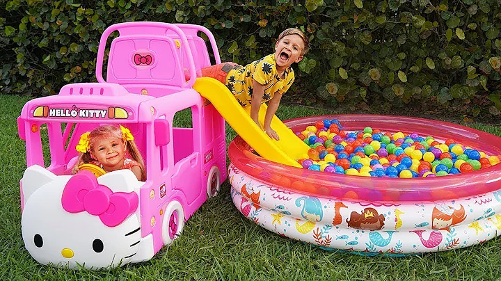 Diana y Roma juegan con un nuevo bus de Hello Kitty