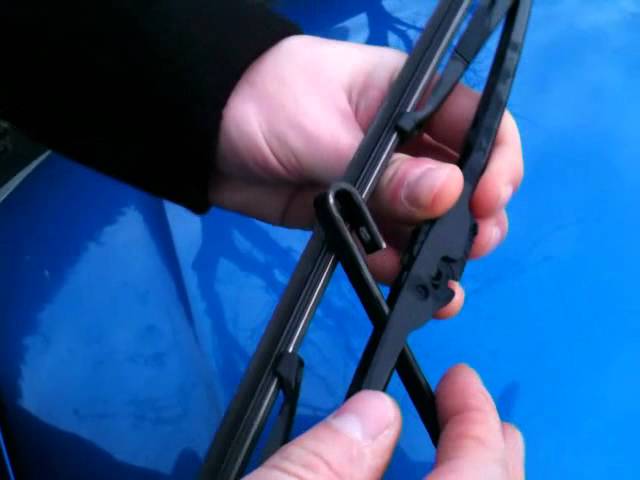 Comment changer les balais d'essuie-glace sur Peugeot 208. Prendre garde  aux différents montages des balais d'essuie-…