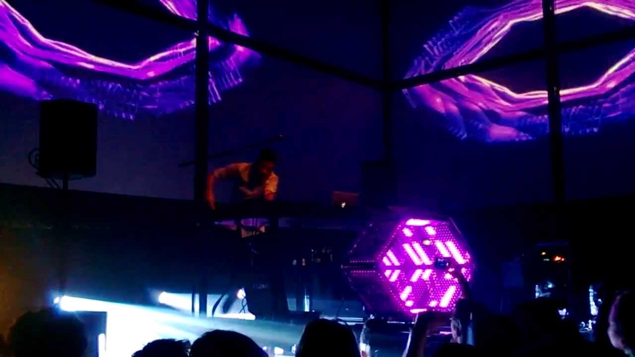 Yolanda Be Cool - A Baru In New York (Flume Version) (Live @ La Gaîté Lyrique, Paris 11-07-2013)