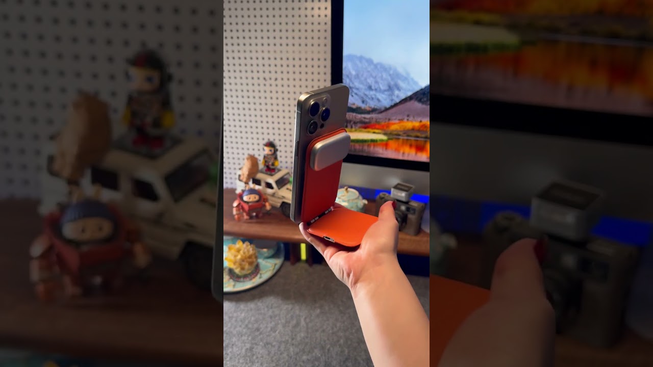 This three-in-one bracket charger is very convenient.