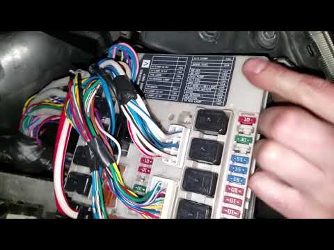 Video: Nasaan ang fuel pump relay sa isang 2005 Nissan Sentra?