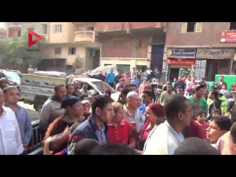 أهالي الكونيسة يتزاحمون على محافظ الجيزة وسيدة تصرخ البيت هيقع علينا