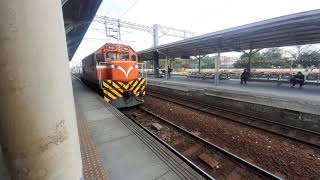「柴電單機自走」台鐵8799A次回送車 台南通過