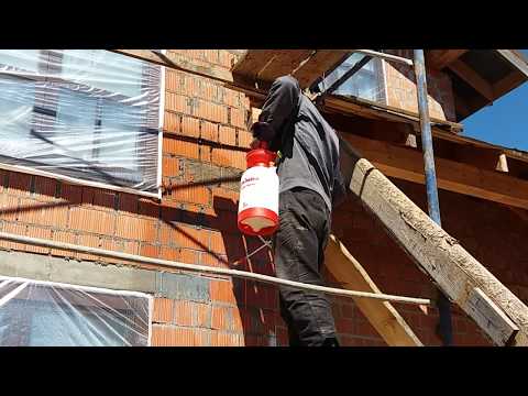 Нанесение проникающей грунтовки Ceresit CT 17 распылением, уменьшаем впитываемость блоков