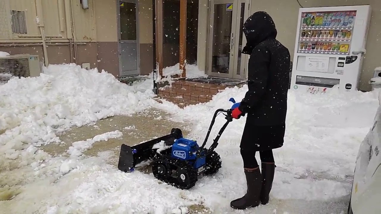 女性が安心して使える除雪機 - YouTube