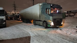 Попали в мощный снегопад. Русская зима VOLVO FH 500