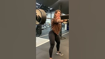 Agachamento frontal com barra livre