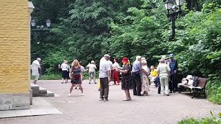 Это так мило! Бабули и дедули зажигают в парке Царицыно в Москве 12 июня