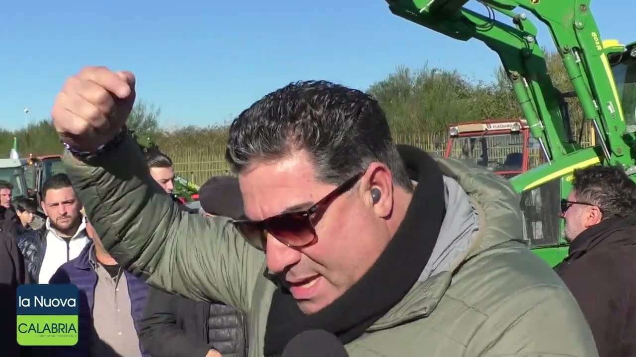 Trattori in protesta sulla Statale 106