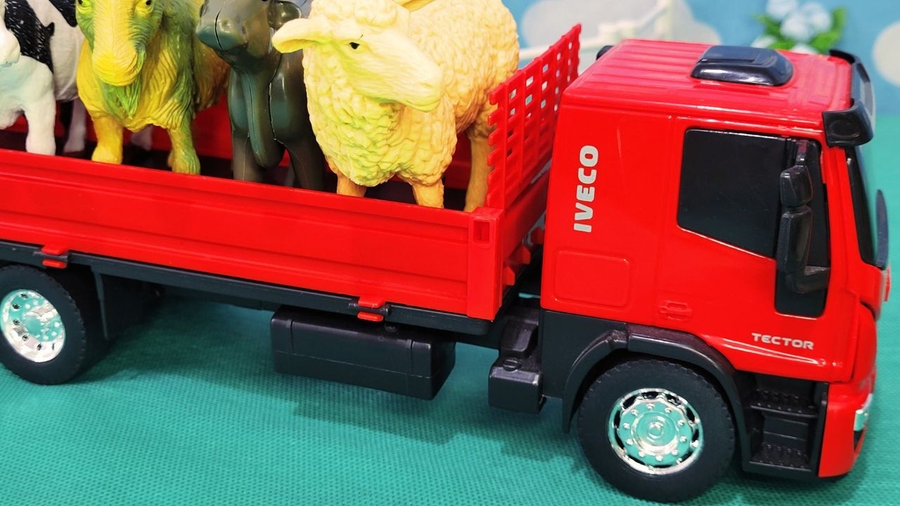 RED TRUCK TRANSPORTING FARM ANIMALS | CAMINHÃO VERMELHO TRANSPORTANDO ANIMAIS DA FAZENDA 