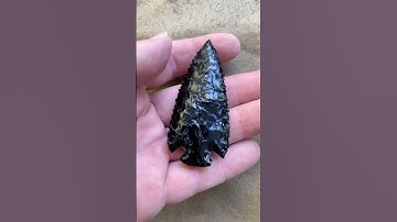 Knapping an Obsidian Arrowhead #flintknapping #arrowhead #bushcraft #survival #primitiveskills