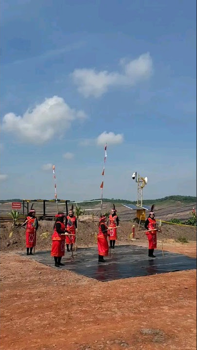 BORNEO GIRL DANCE AT COAL MINING #coalmining #coalmines #dance #borneo #shorts