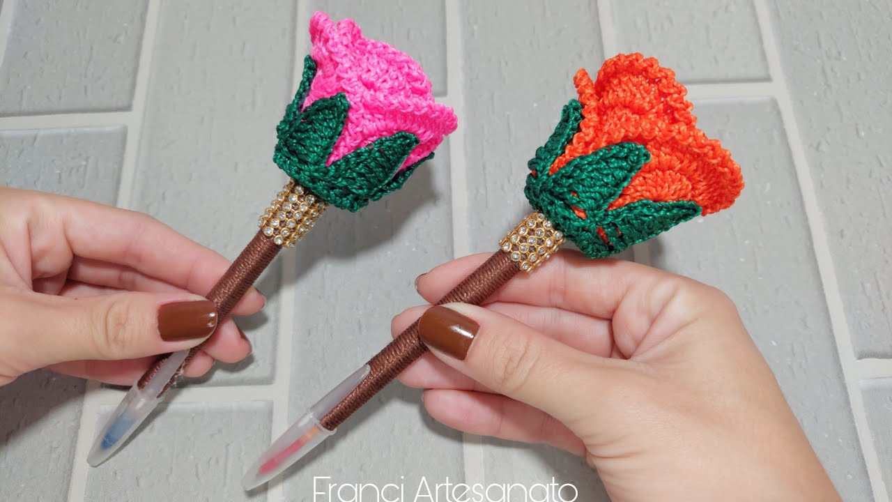 CANETA COM ROSA DE CROCHÊ E STRASS | CANETA DECORADA | PONTEIRA DE CROCHÊ 😍