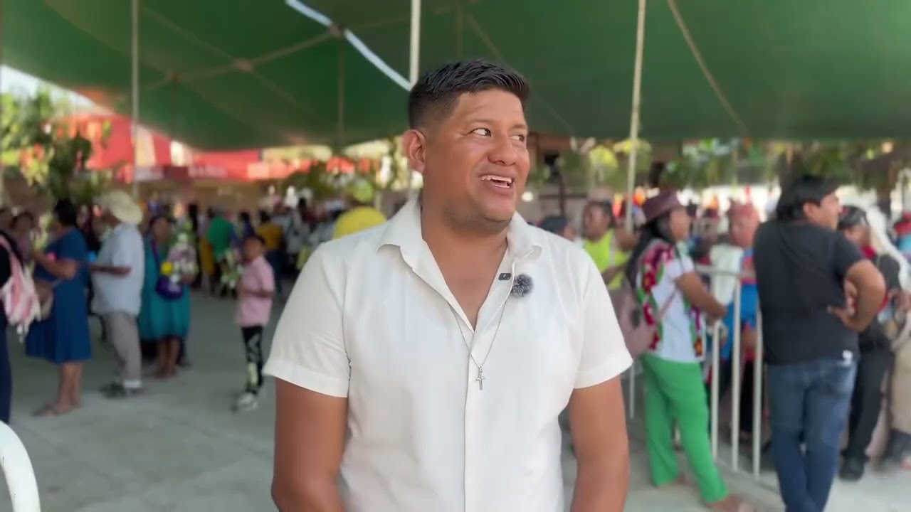 Su ofrenda no solo embellece el templo, también honra con amor y devoción al Señor del Perdón.