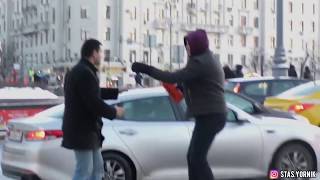 Украл шашки у таксиста. Stole checkers from a taxi driver.