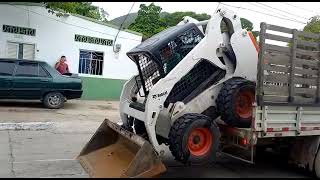 BOBCAT SUBIENDO A CAMIÓN SIN RAMPA