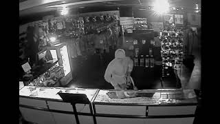 Thieves Steal Over 30 Guns In Tennessee - Raw Video
