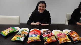シスター・クリスティーナが日本のポテチに挑戦 / Sister Cristina challenged 6 different types of Japanese potato chips