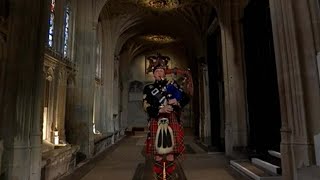 La cornamusa che svegliava tutte le mattine Elisabetta II suona per lei un&#39;ultima volta al funerale