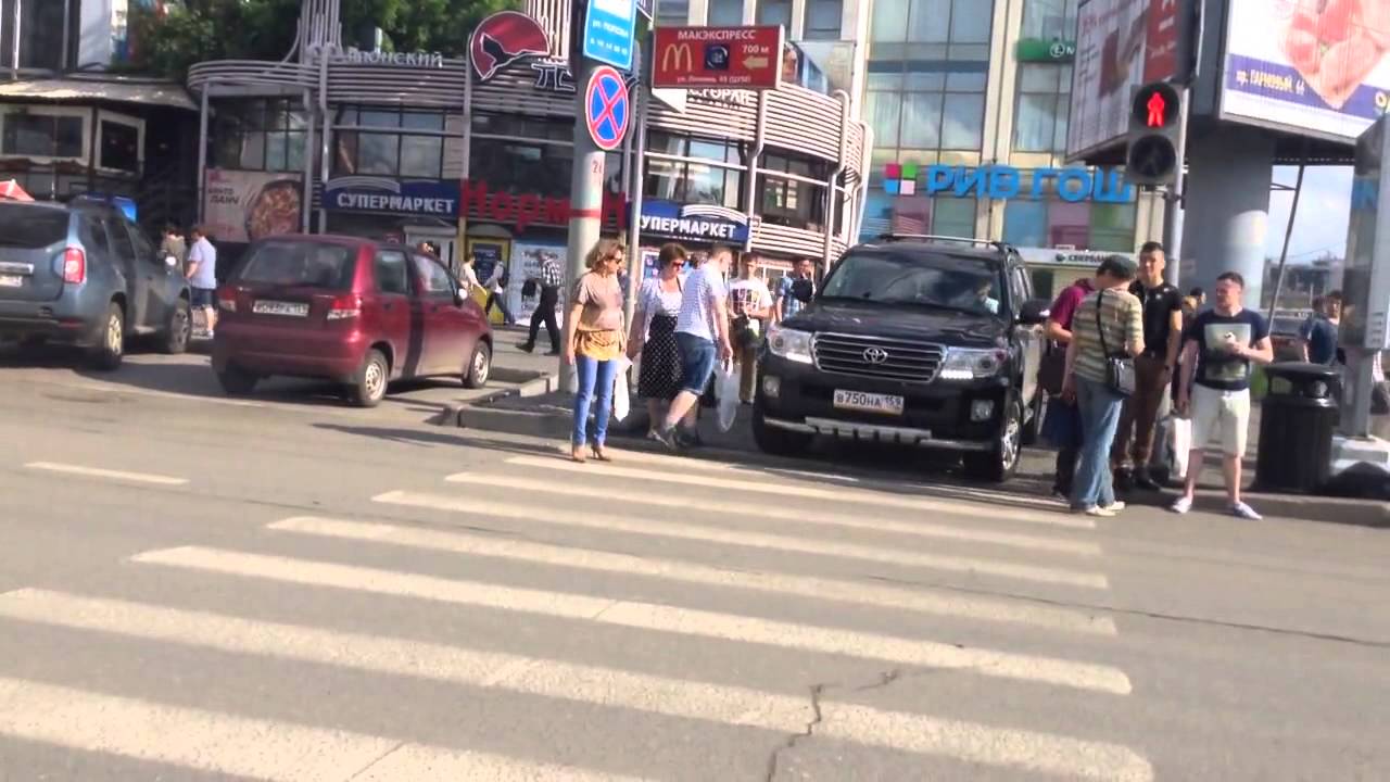 Пермь. Черный джип прогоняет людей с пешеходной дорожки. - YouTube