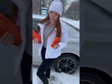 Авто девушка застряла в снегу