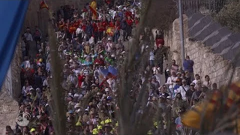 Thousands on their way with Jesus to Jerusalem