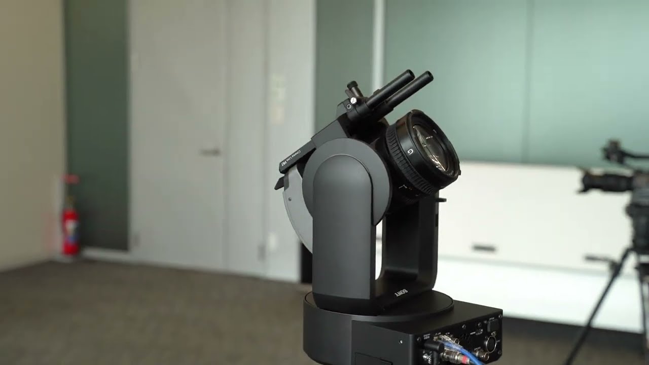 ソニー、パン・チルト機構を搭載したEマウント動画機「FR7」。132万円 