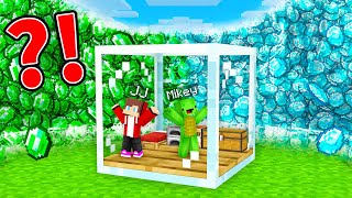 EMERALD & DIAMOND TSUNAMI vs. Mikey & JJ Doomsday GLASS Bunker - Minecraft (Maizen)