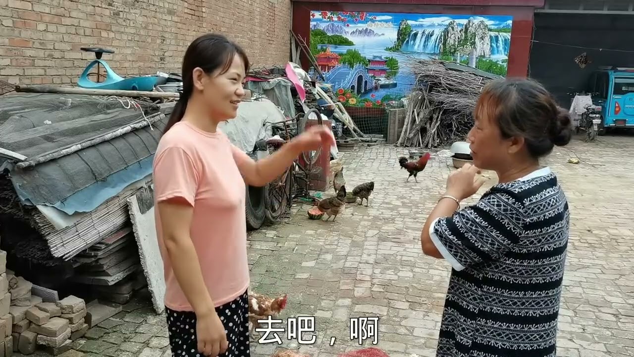 公婆打扮洋气去约会，俩人担心孙子孙女跟着，偷偷溜出来的