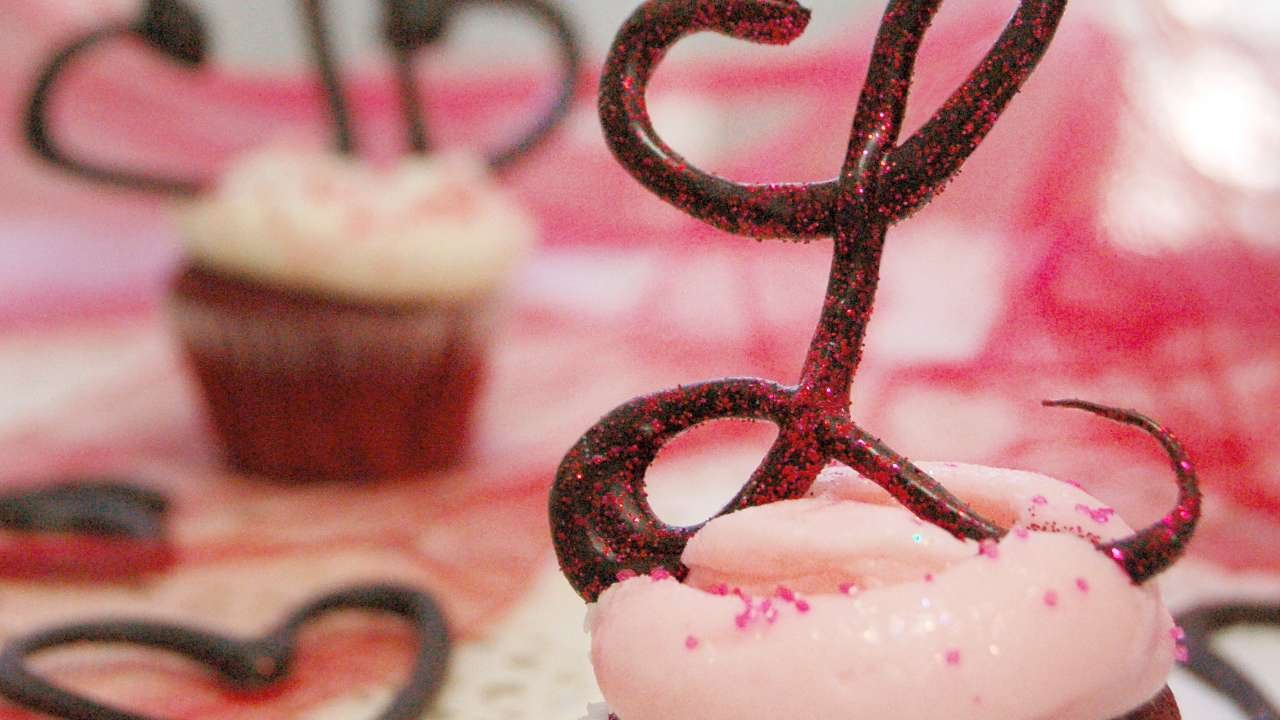 How To Make Cute Chocolate Monogram Cupcake Toppers Diy Crafts