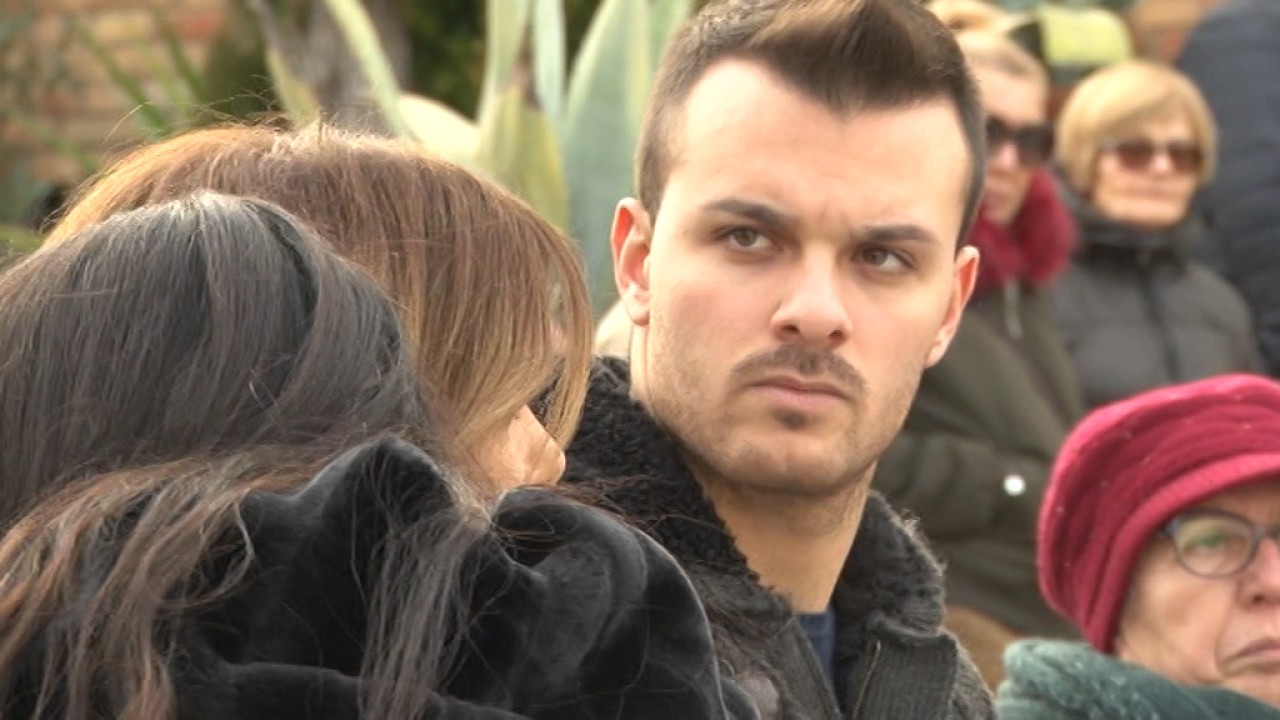 Applausi e commozione per l’ultimo addio a Stefano Feniello