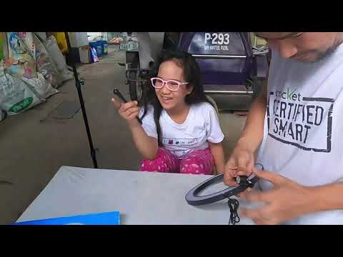 Unboxing Aila's Vlog light