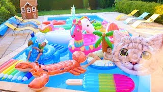 ON REMPLIT LA PISCINE DE GONFLABLES  Bouée Géante Licorne, Lama Fortnite, Chat, Homard