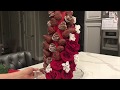 Torre De Fresas Cubiertas De Chocolate Y Flores Naturales Para El Día De San Valentín