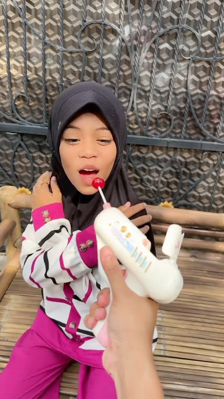 KIRAIN MAU DITEMBAK TERNYATA DIKASIH PERMEN ?