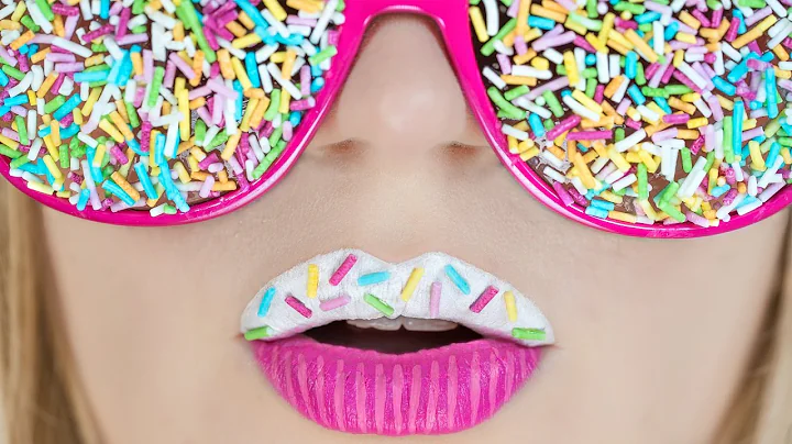 DIY Halloween Costumes Out of Candy! 15 DIY Projec...