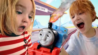 🚂 SURPRiSING NiKO with a TRAiN!!  Adley and Dad build a delivery crane super tower! family fun