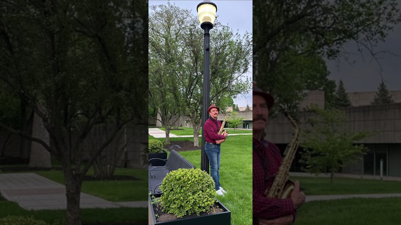 اداء عزف الساكسفون ل مقطع من أغنية سيرة الحب ل ام كلثوم.   Kamal Kareem Saxo.  