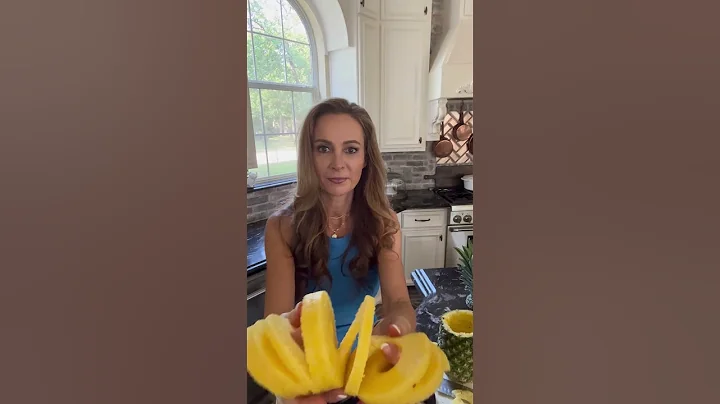 DIY Pineapple Vase for a Crazy Quick Stunning Centerpiece