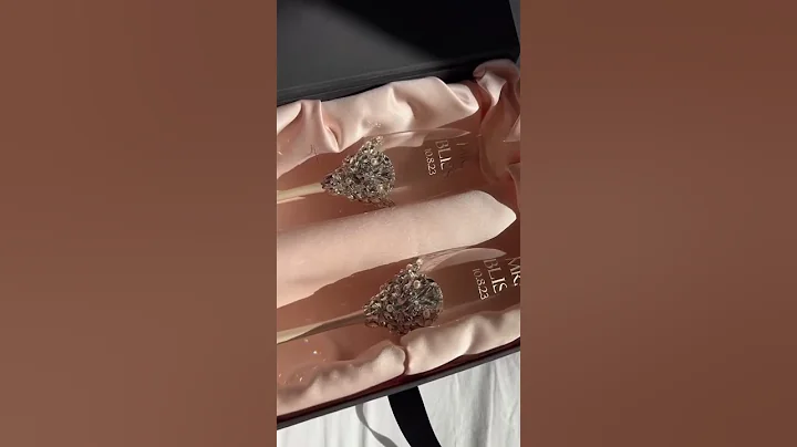 Unpacking wedding glasses from Elena Honch