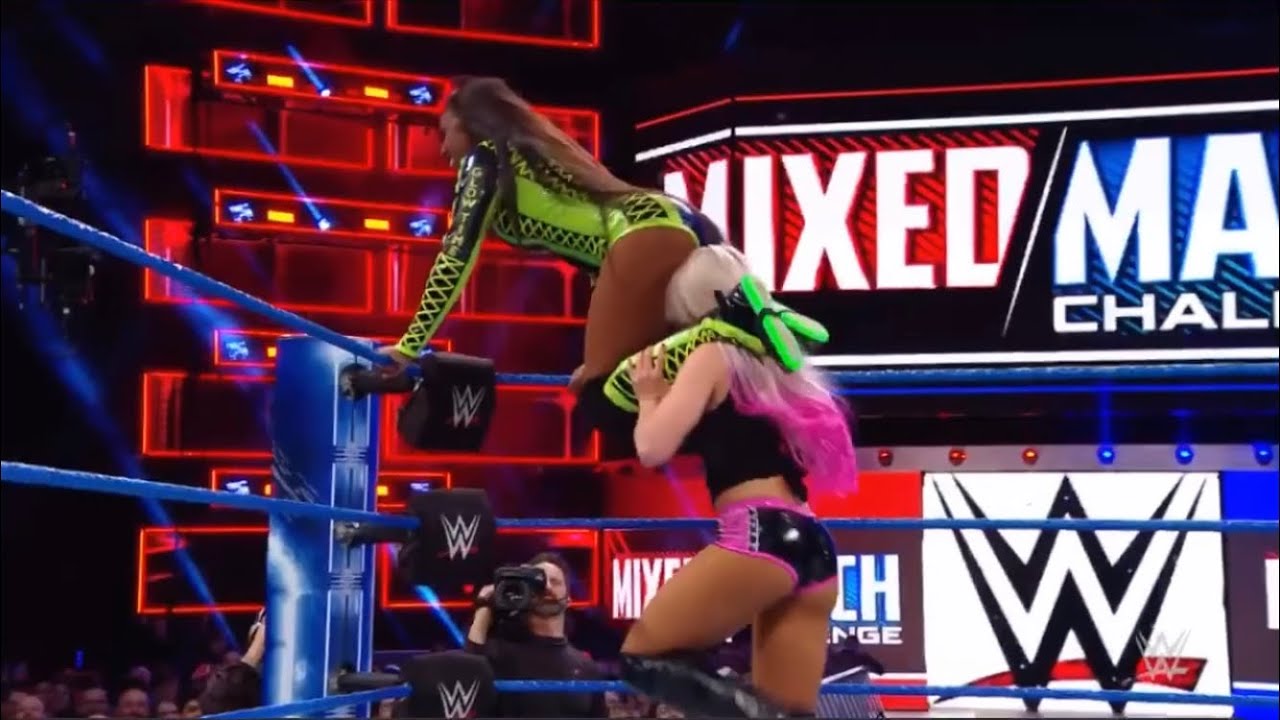 WWE Naomi corner stinkface bootylicious #wwe #naomi #prowrestling #raw #sma...