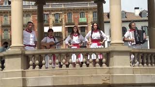 PUEBLO QUE CANTA NO MUERE.GRUPO VOCES NAVARRAS ,RONDA PAMPLONA PLAZA DEL CASTILLO11 7 2021.