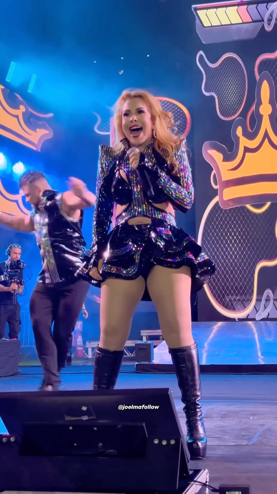 Joelma rodopiando e jogando os cabelos