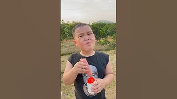 Cậu bé tốt bụng lần đầu ăn xúc xích và cái kết hài hước#shorts