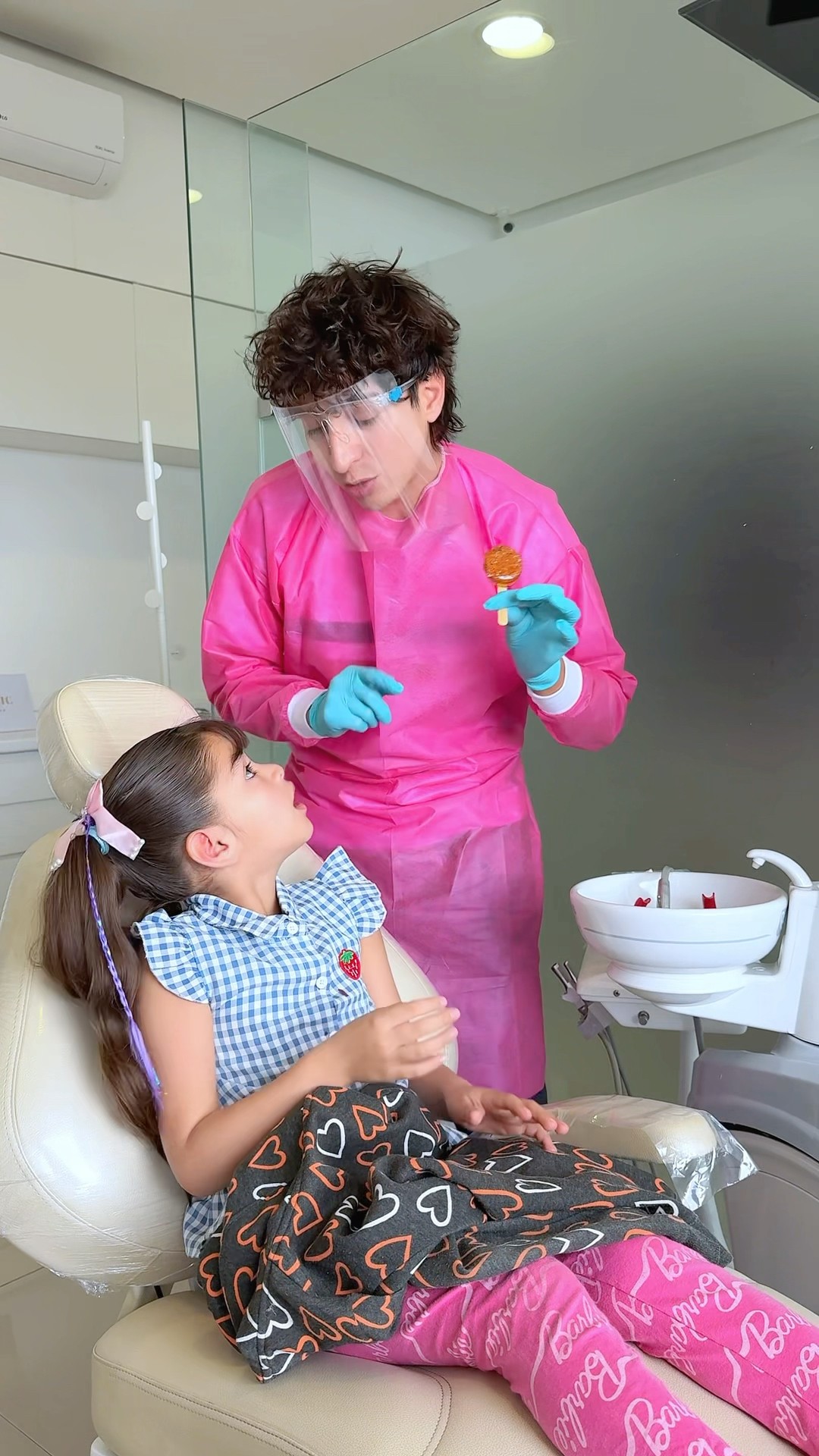 LA NIÑA QUE SE LLEVABA DULCES ? AL DENTISTA. ?