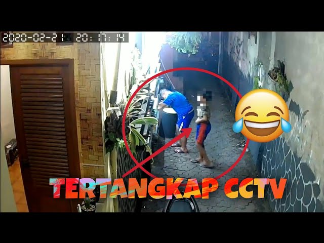 LUCU!! tertangkap kamera cctv | ambil ikan cupang dimasukin celana class=