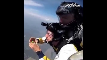 Solving a Rubik’s Cube during free fall | CCTV English