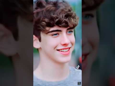 الشاب الوسيم التي تم سجنه وهو في صغره